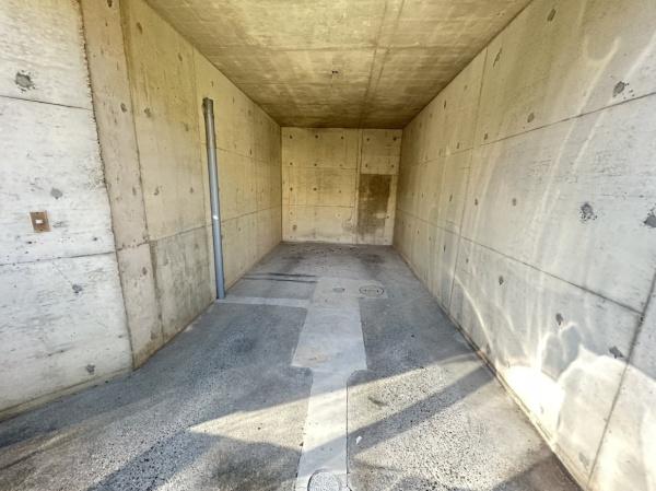 奈良市富雄元町１丁目の中古一戸建の駐車場画像
