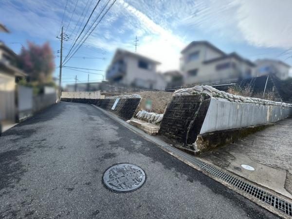 生駒市西松ヶ丘　売土地の前面道路含む現地写真画像