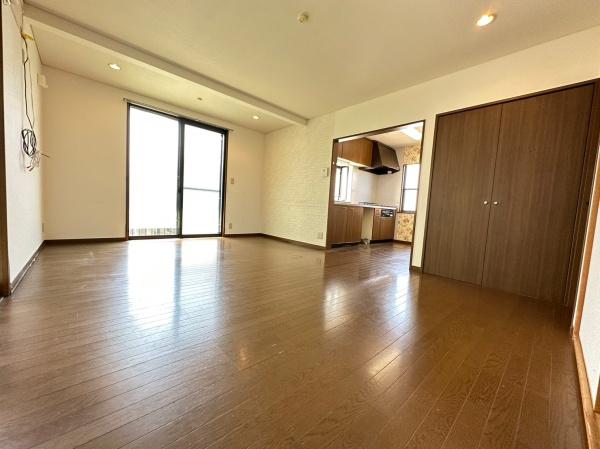 生駒市桜ケ丘の中古一戸建のリビング画像