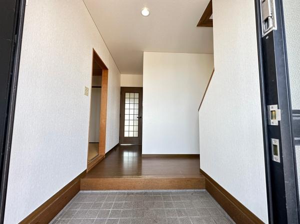 生駒市桜ケ丘の中古一戸建の玄関画像