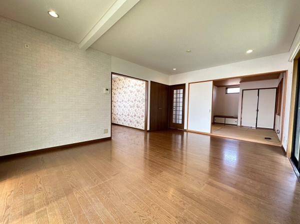 生駒市桜ケ丘の中古一戸建のリビング画像