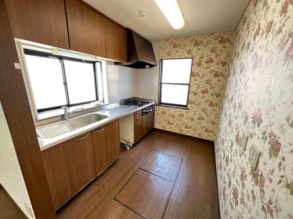 生駒市桜ケ丘の中古一戸建のキッチン画像