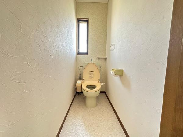 生駒市桜ケ丘の中古一戸建のトイレ画像