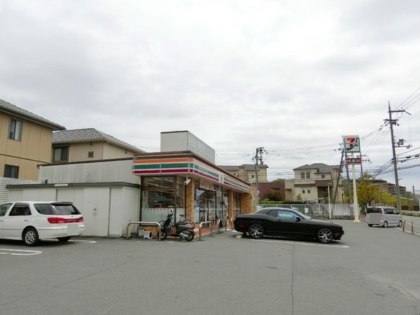 生駒市有里町の新築一戸建のコンビニ画像