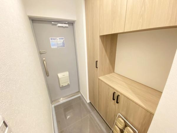 ラウンドヒルズ生駒Ｂ棟の玄関画像