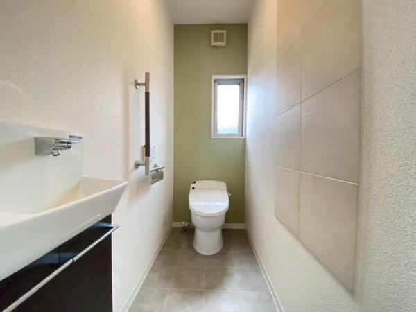 生駒市小平尾町の中古一戸建のトイレ画像