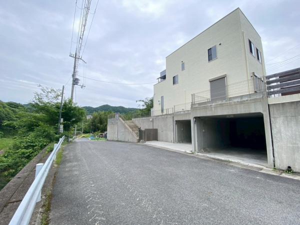 生駒市小平尾町の中古一戸建の前面道路含む現地写真画像
