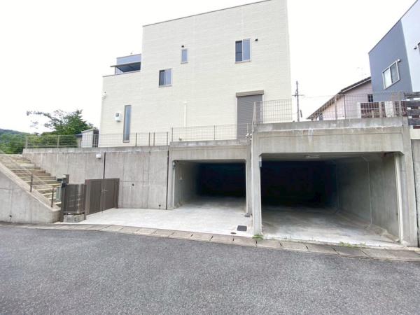 生駒市小平尾町の中古一戸建の駐車場画像