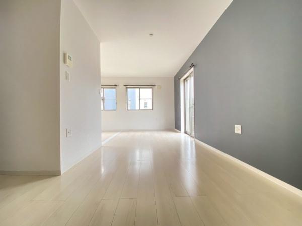 生駒市小平尾町の中古一戸建のリビング画像