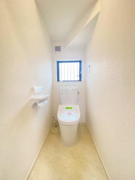生駒市上町の中古一戸建のトイレ画像