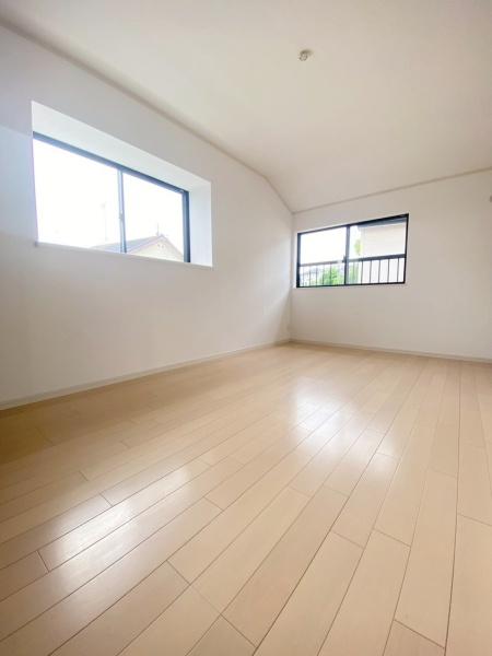 生駒市上町の中古一戸建の洋室画像