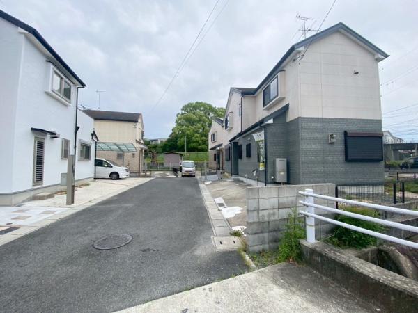 生駒市上町の中古一戸建の前面道路含む現地写真画像