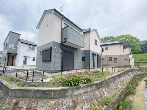 生駒市上町の中古一戸建の前面道路含む現地写真画像