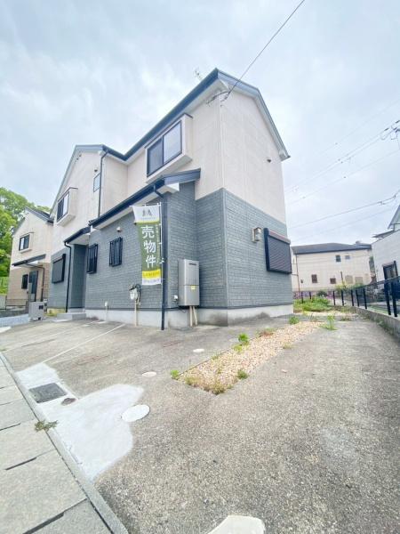 生駒市上町の中古一戸建の駐車場画像