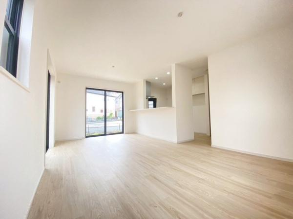 生駒市上町の中古一戸建のリビング画像