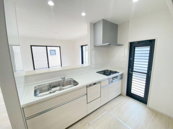 生駒市上町の中古一戸建のキッチン画像