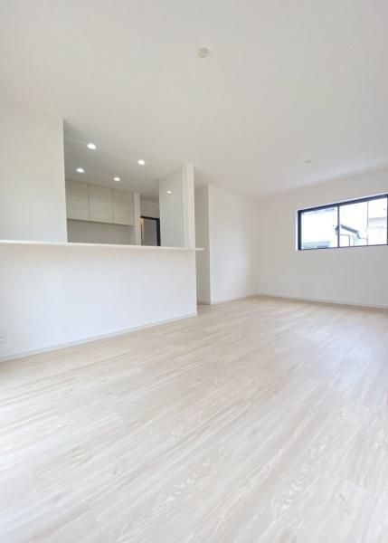 生駒市上町の中古一戸建のリビング画像