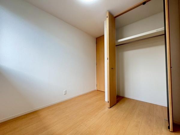 生駒市小明町の中古一戸建の洋室画像