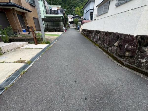 生駒市小明町の中古一戸建の前面道路含む現地写真画像