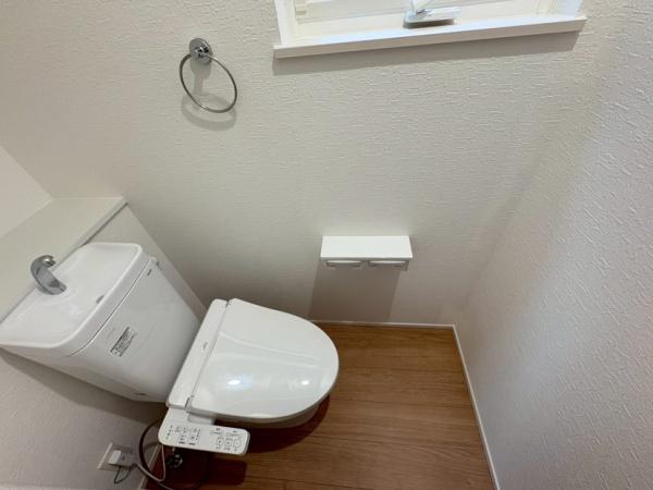 生駒市壱分町の新築一戸建のトイレ画像