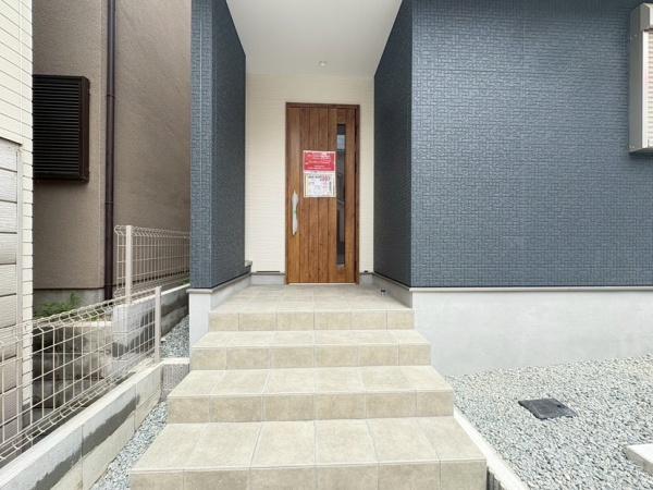 生駒市壱分町の新築一戸建の玄関画像