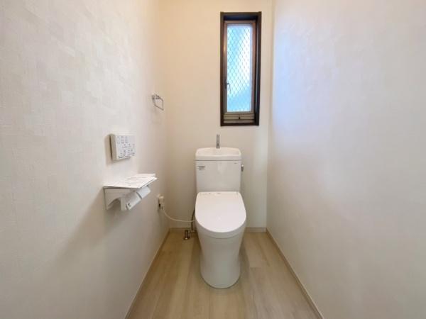 生駒市小明町の中古一戸建のトイレ画像