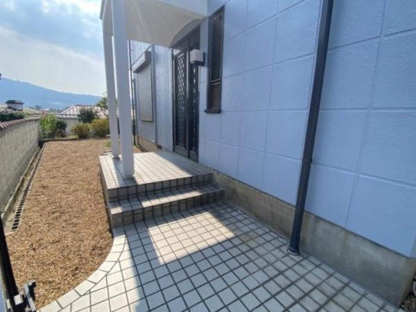 生駒市小明町の中古一戸建の玄関画像