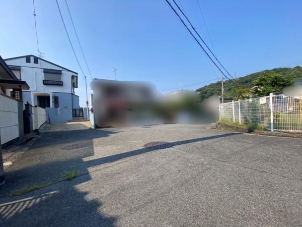 生駒市小明町の中古一戸建の前面道路含む現地写真画像
