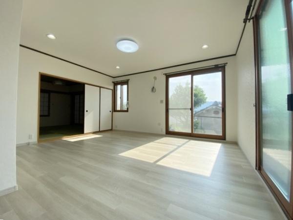 生駒市小明町の中古一戸建のリビング画像