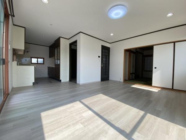 生駒市小明町の中古一戸建のリビング画像
