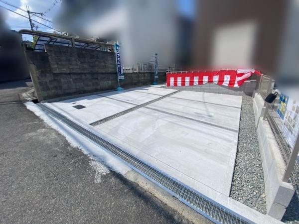 生駒市有里町の新築一戸建の駐車場画像