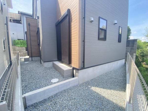 生駒市有里町の新築一戸建の庭画像