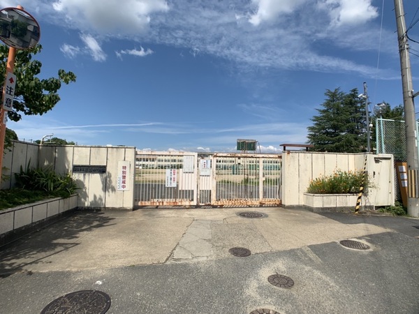 奈良市青垣台３丁目の中古一戸建の中学校画像