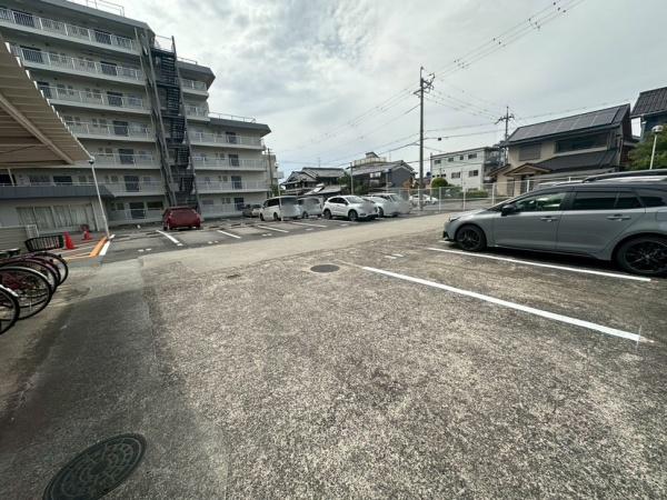 日興橿原スカイマンションの駐車場画像