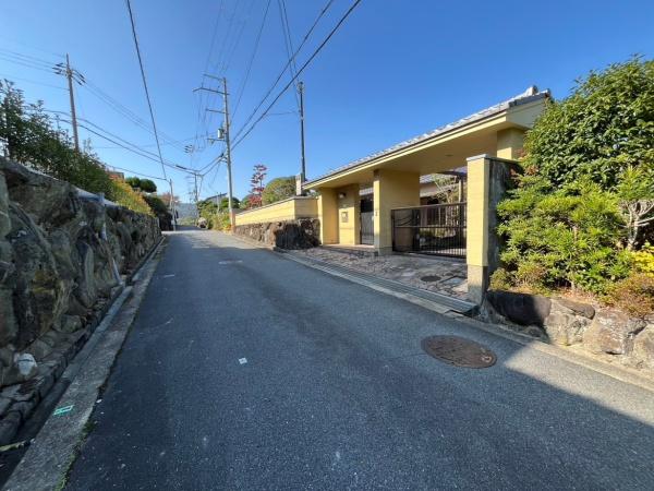 生駒市生駒台北の中古一戸建の前面道路含む現地写真画像
