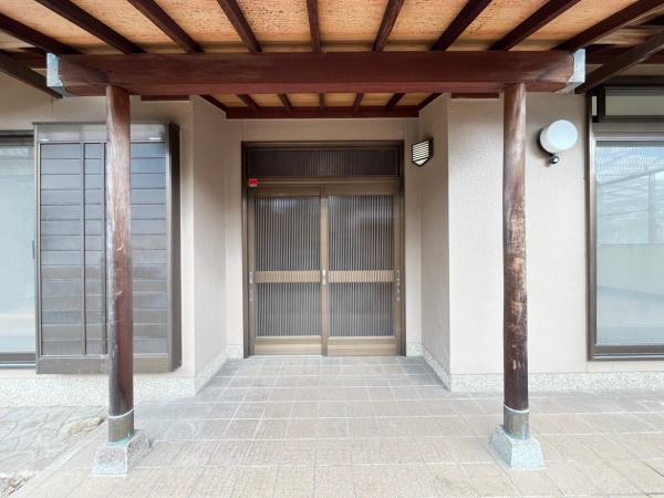 生駒市生駒台北の中古一戸建の玄関画像