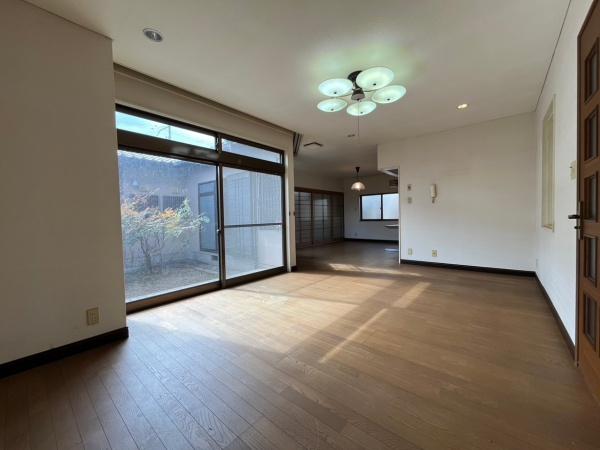 生駒市生駒台北の中古一戸建のリビング画像