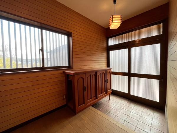 生駒市生駒台北の中古一戸建の玄関画像