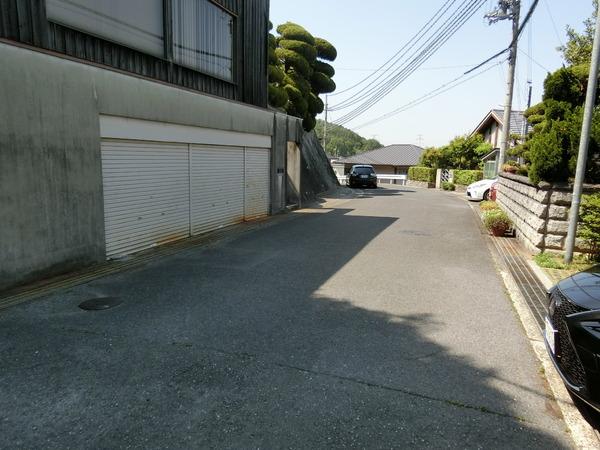 生駒市あすか野北２丁目の中古一戸建の前面道路含む現地写真画像