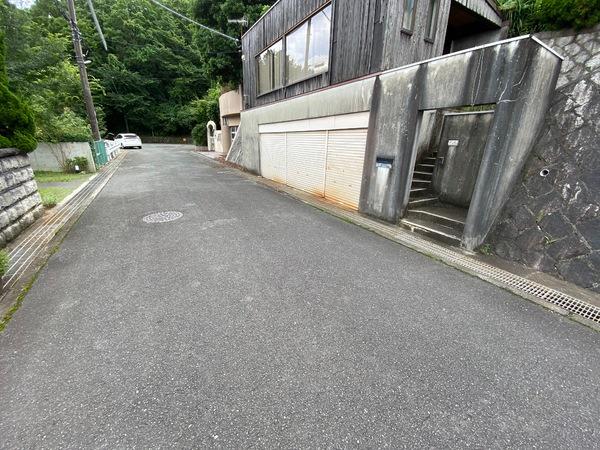 生駒市あすか野北２丁目の中古一戸建の前面道路含む現地写真画像