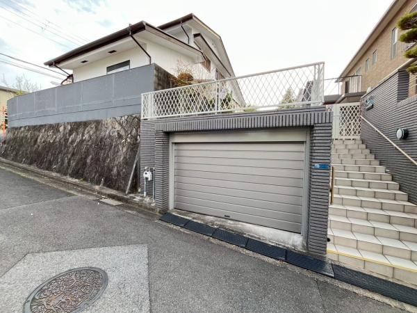 奈良市帝塚山１丁目の中古一戸建の駐車場画像