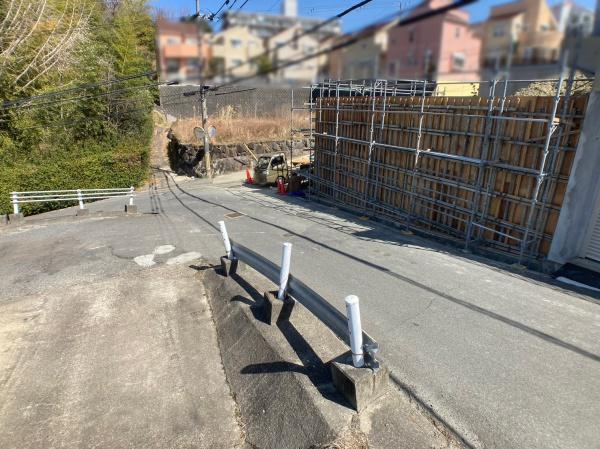 奈良市富雄北3丁目　中古一戸建の前面道路含む現地写真画像