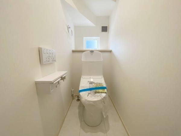 生駒市俵口町の新築一戸建のトイレ画像