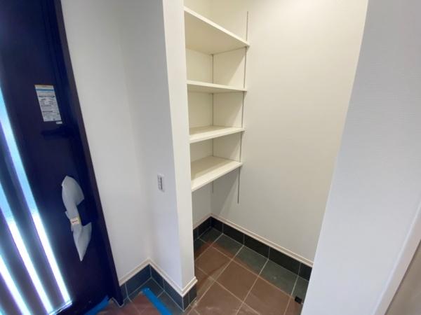 生駒市俵口町の新築一戸建の玄関画像