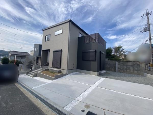 生駒市俵口町の新築一戸建の駐車場画像