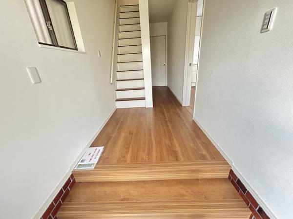 奈良市富雄元町１丁目の中古一戸建の玄関画像