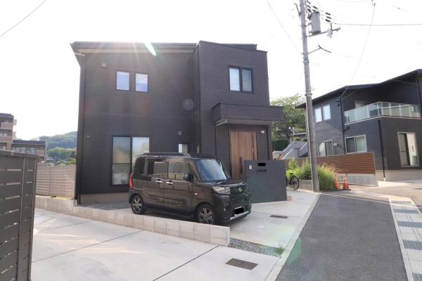 奈良市三松2丁目の中古一戸建の前面道路含む現地写真画像