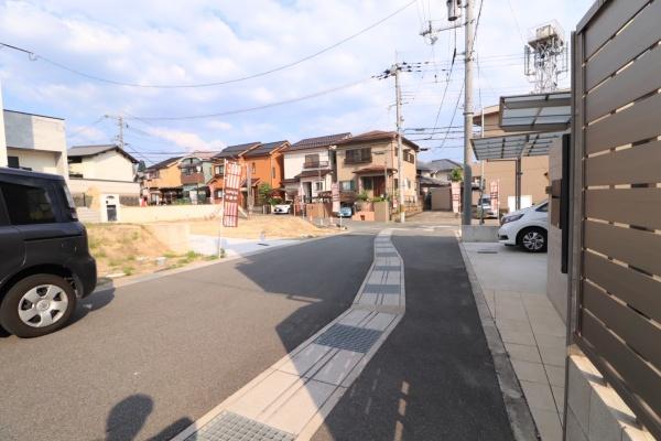 奈良市三松2丁目の中古一戸建の前面道路含む現地写真画像