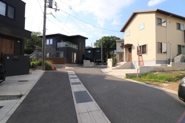奈良市三松2丁目の中古一戸建の前面道路含む現地写真画像
