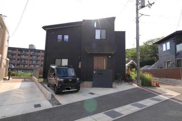 奈良市三松2丁目の中古一戸建の駐車場画像